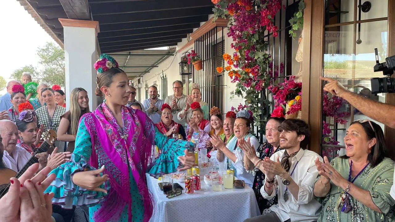  El flamenco tampoco falta en las reuniones en El Roc&iacute;o. | JG 