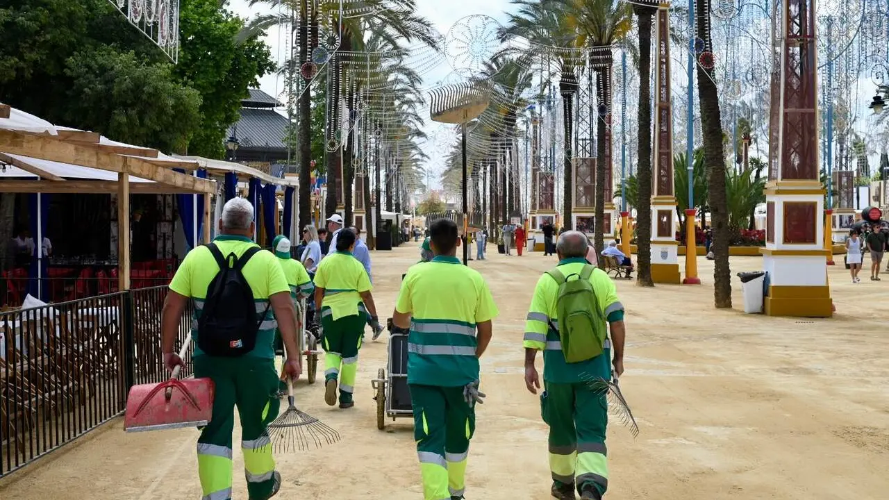  Operarios de los servicios de limpieza de la Feria del Caballo. | Viva Jerez. 