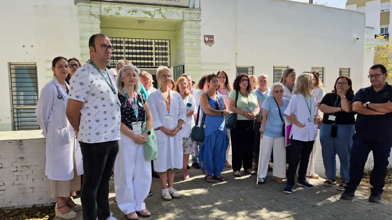  Un momento de la concentraci&oacute;n este martes en el centro de salud de La Granja | Viva 