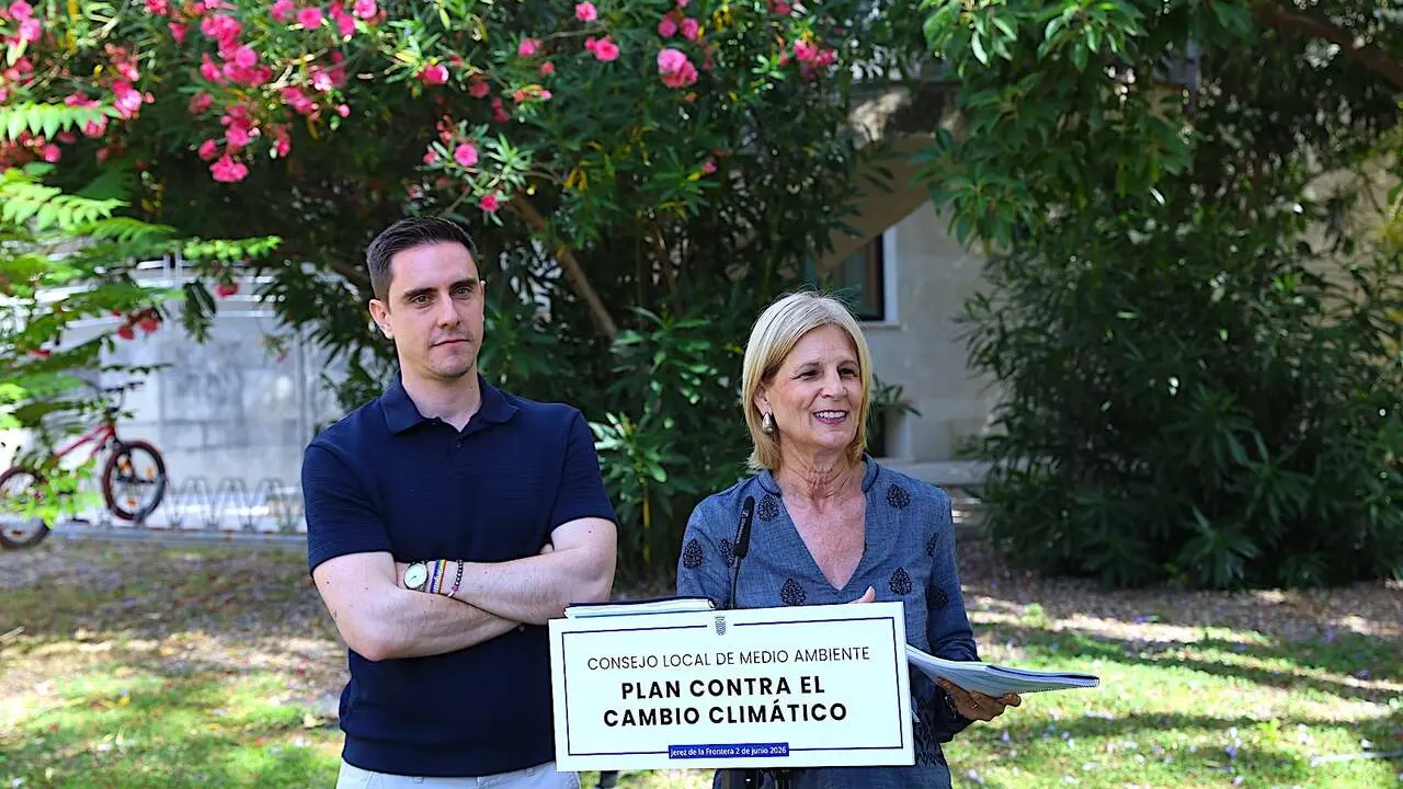  Jaime Espinar y la alcaldesa de Jerez presentando el Plan contra el Cambio Clim&aacute;tico. |   jerez.es 