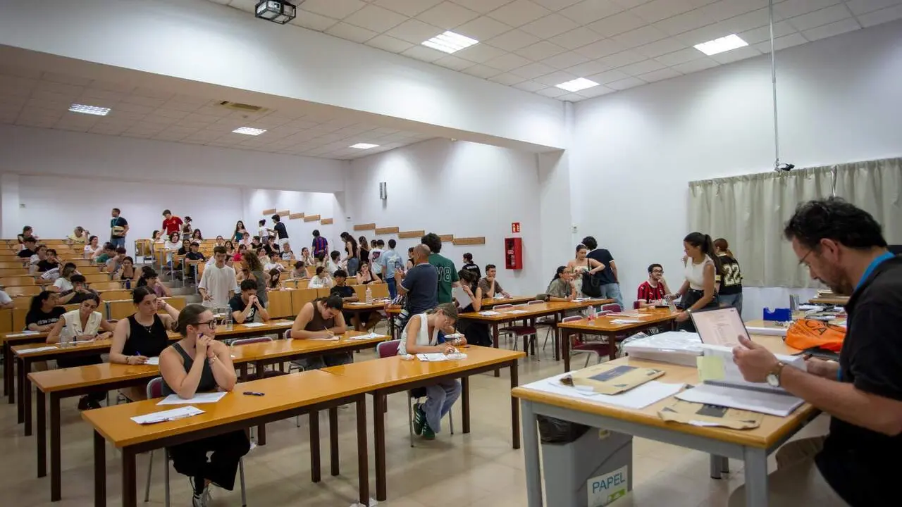  Alumnos examin&aacute;ndose en un aula en el Campus de Jerez | Kiko S&aacute;nchez 