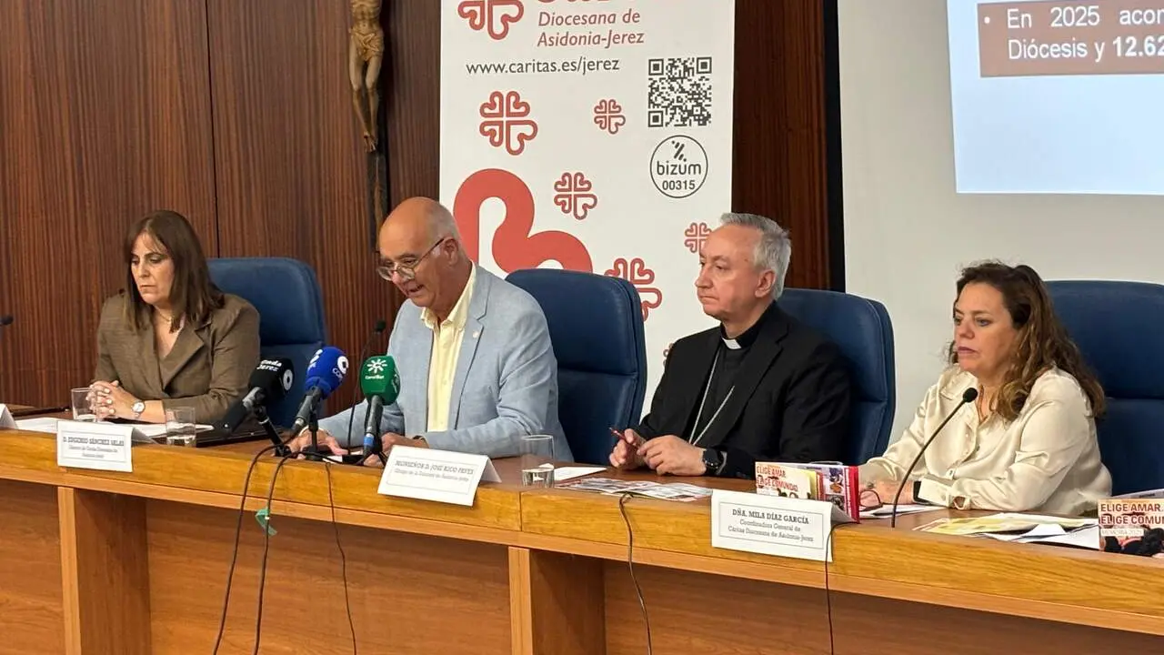  Eugenio S&aacute;nchez y Jos&eacute; Rico Pav&eacute;s, en la presentaci&oacute;n de la memoria anual de C&aacute;ritas Diocesana. | Viva Jerez. 