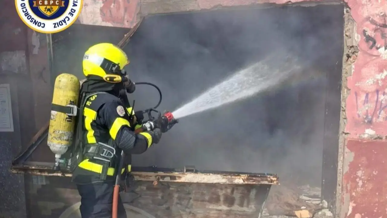  Los bomberos durante la intervenci&oacute;n | Bomberos. 