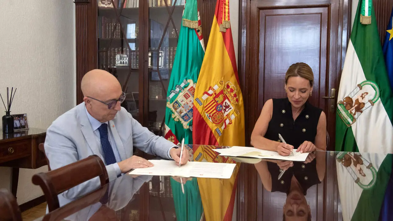  Almudena Mart&iacute;nez durante la firma del convenio. | dipucadiz.es 
