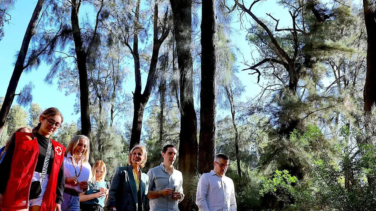  Alcaldesa junto a la presidenta provincial de Cruz Roja y otros miembros del Gobierno local en el Parque de Santa Teresa | Jerez.es. 