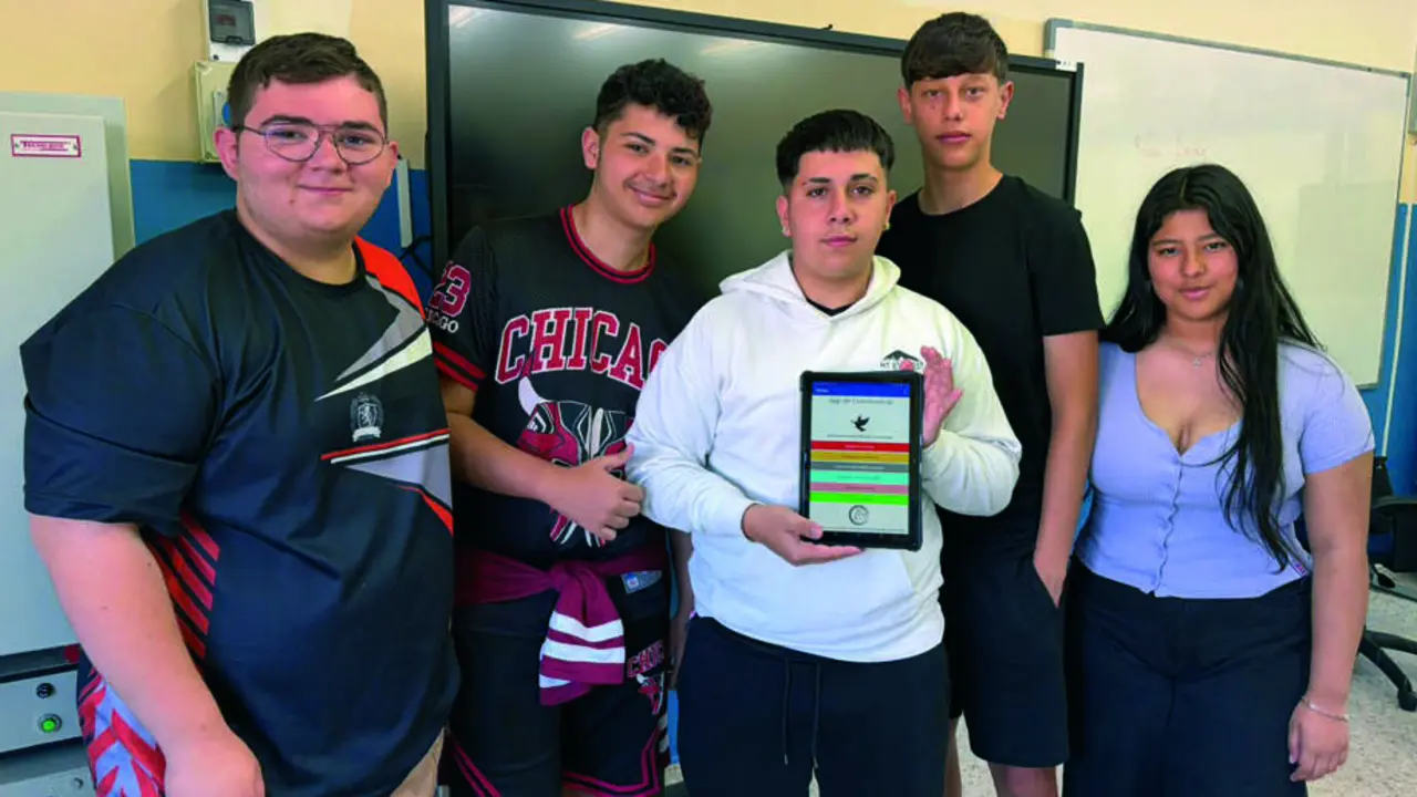  Alumnos del grupo de Computaci&oacute;n Rob&oacute;tica de 3&ordm; de ESO muestran la tablet con la app | Viva 