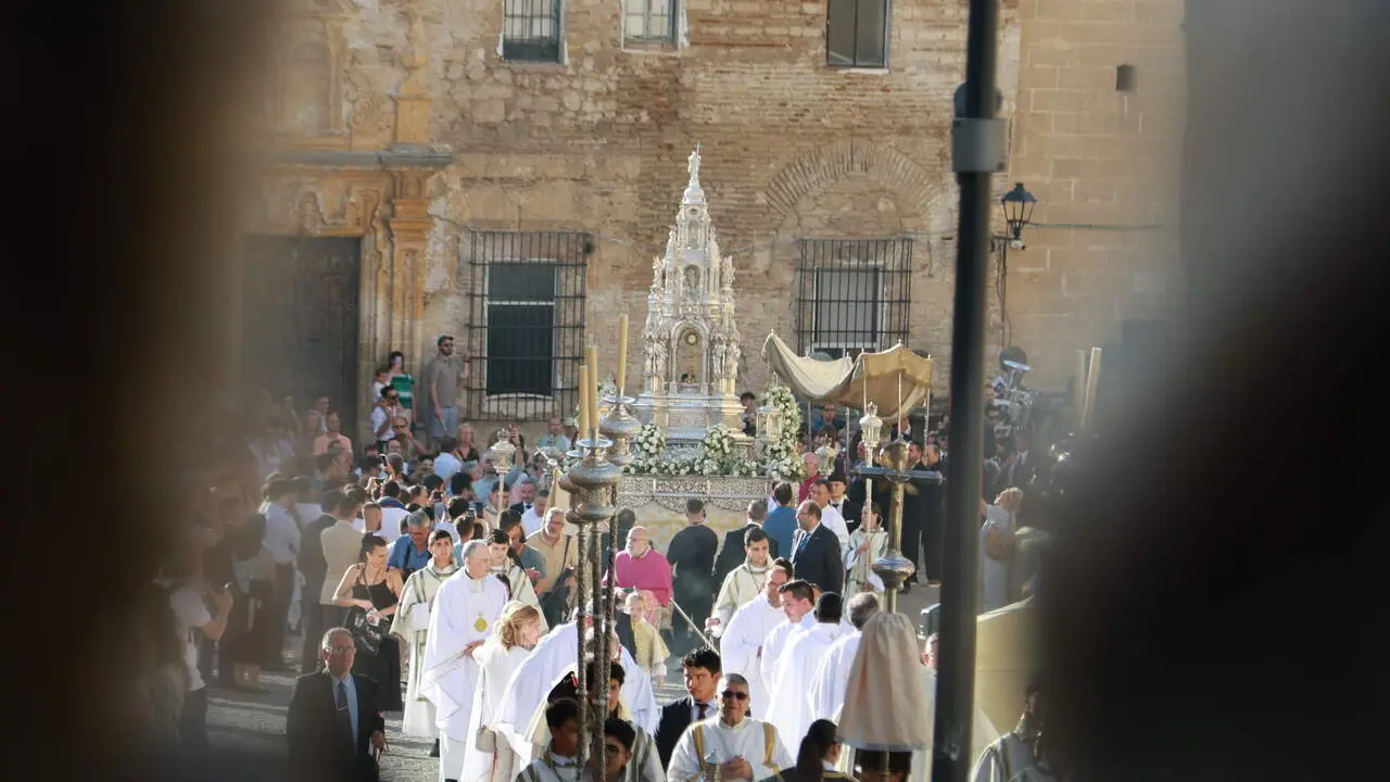 La Custodia, subiendo por la plaza de la Encarnaci&oacute;n. | Cristo Garc&iacute;a 