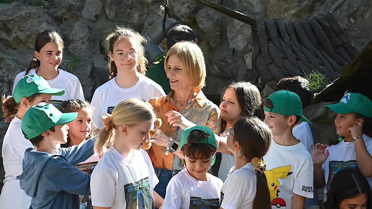 La alcaldesa, Mar&iacute;a Jos&eacute; Garc&iacute;a-Pelayo, en la escuela de verano del Zoobot&aacute;nico de Jerez. | Viva Jerez. 
