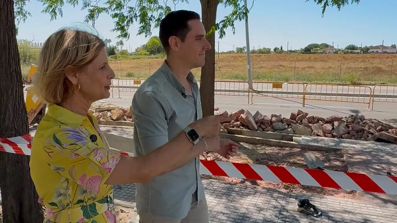  La alcaldesa junto a Espinar en la avenida Juan Carlos I. |  jerez.es 