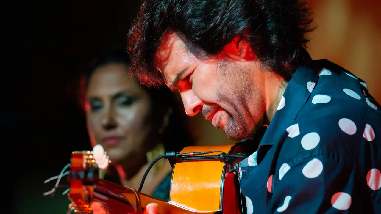  Miguel Salado durante una de sus actuaciones con la guitarra flamenca. |  Mar&iacute;a Chaves 