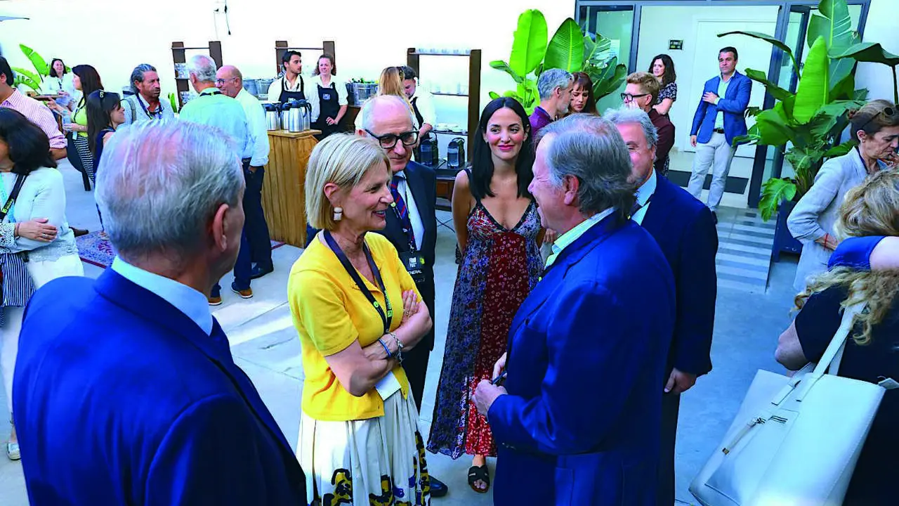  La alcaldesa conversa con representantes del sector durante la apertura del foro | Jerez.es 