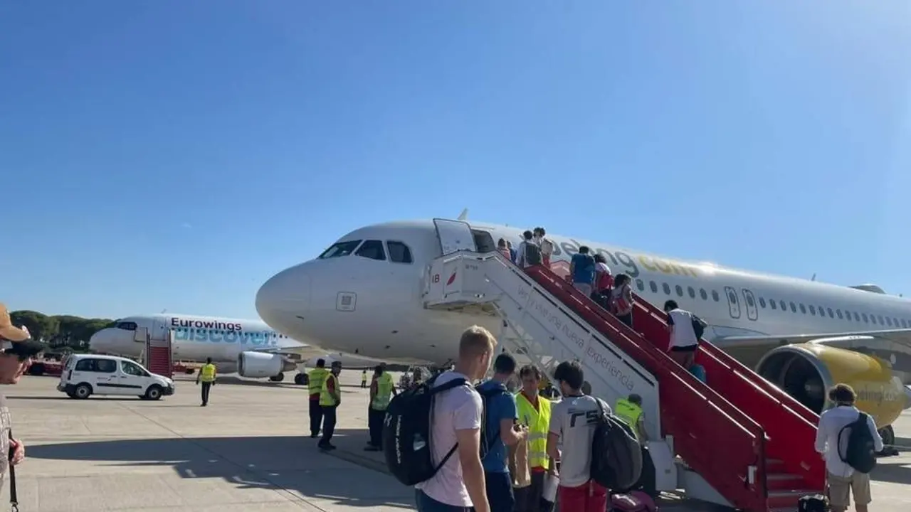  Los pasajeros de un vuelo en la pista del aeropuerto de Jerez  - VIva 