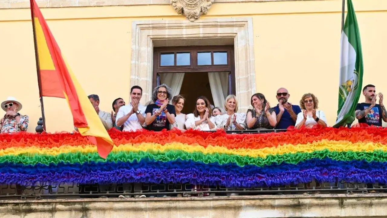  To&ntilde;i Moreno en el balc&oacute;n del Ayuntamiento con las alcaldesa y el resto de autoridades | Jerez.es 