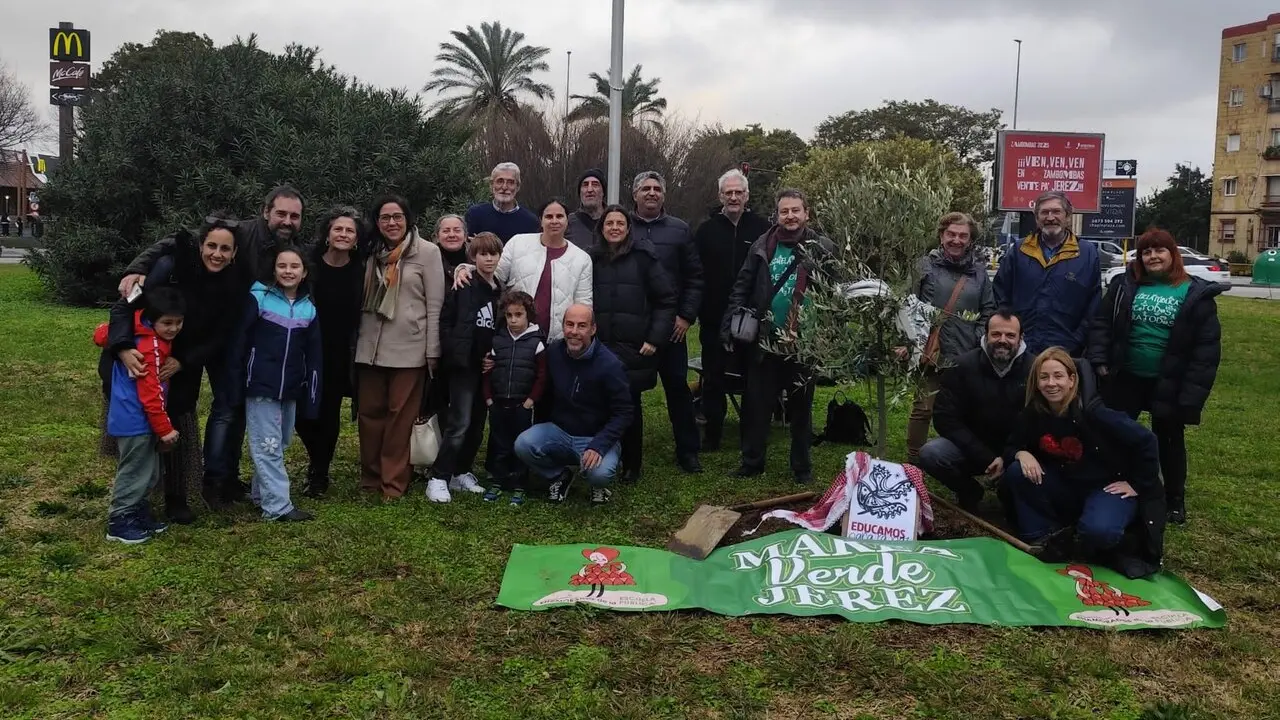  Marea Verde en el acto tras la plantaci&oacute;n del olivo en la rotonda de La Granja que se dedicar&aacute; a la Educaci&oacute;n P&uacute;blica. |  Marea Verde Jerez 
