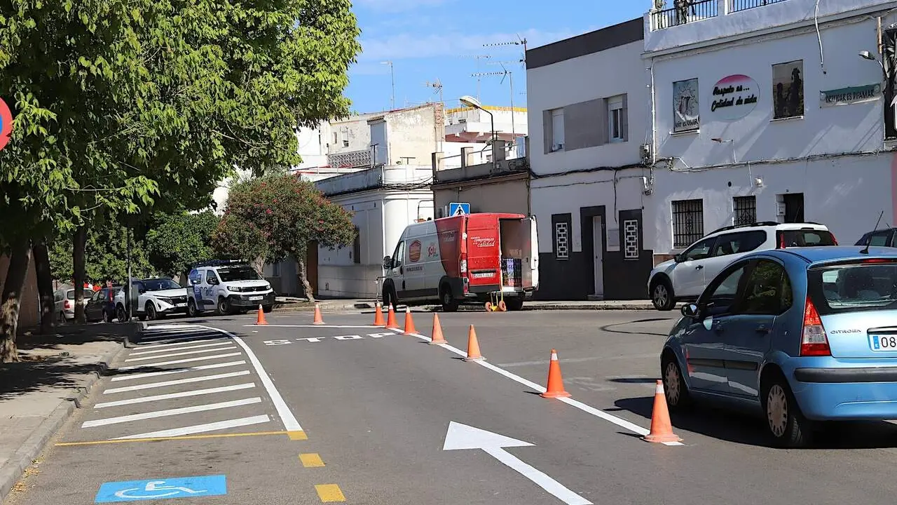  Repaso de pintura de un paso de peatones en Camino de Albadalejo. | Viva Jerez. 