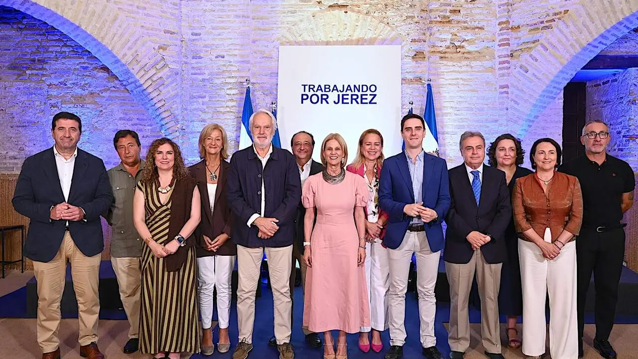  Mar&iacute;a Jos&eacute; Garc&iacute;a-Pelayo, con miembros de su Gobierno, en el balance de tres a&ntilde;os de gesti&oacute;n. | Viva Jerez. 