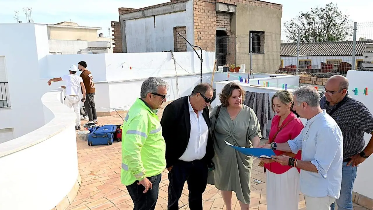  La delegada, Bel&eacute;n de la Cuadra, en las viviendas de la calle Nueva. | Viva Jerez. 