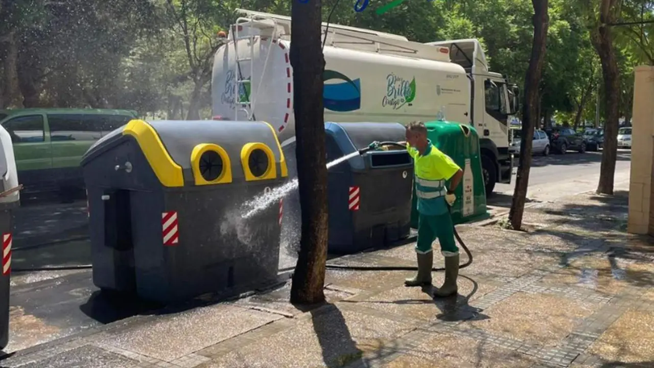  Un empleado del servicio de limpieza viaria  en Jerez |  Viva 