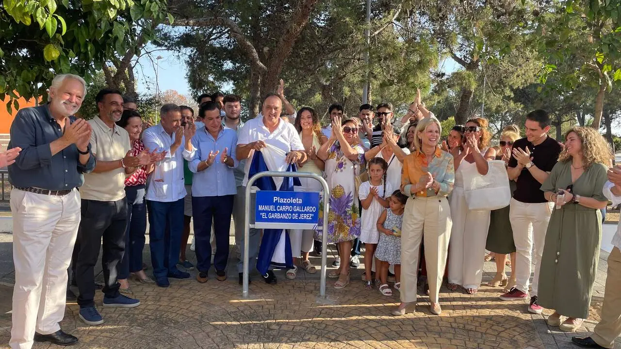  Momento en el que se ha descubierto la placa con el nombre de Manuel Carpio El Garbanzo. |  JG 