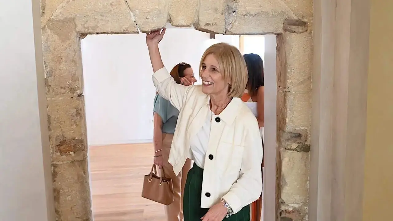  Mar&iacute;a Jos&eacute; Garc&iacute;a-Pelayo, en uno de los espacios ya rehabilitados del palacio de Riquelme. | Viva Jerez. 