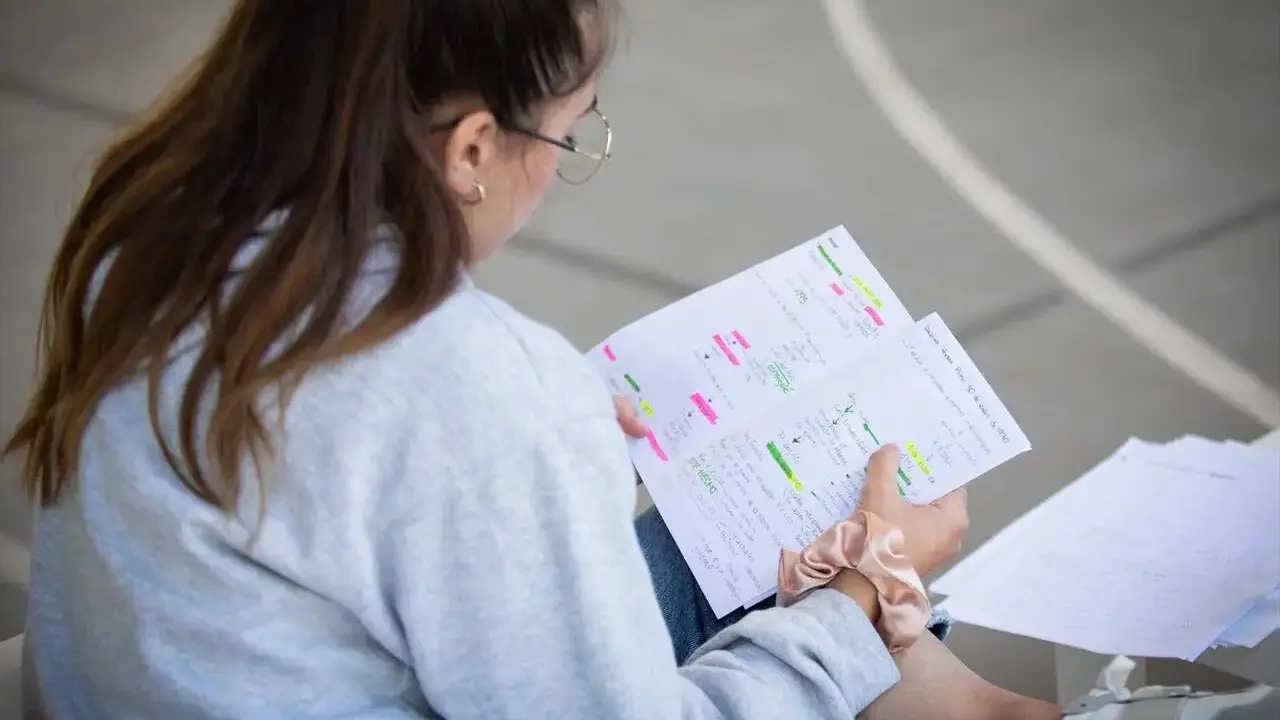 Una alumna hojea un examen de la PAU. | Europa Press