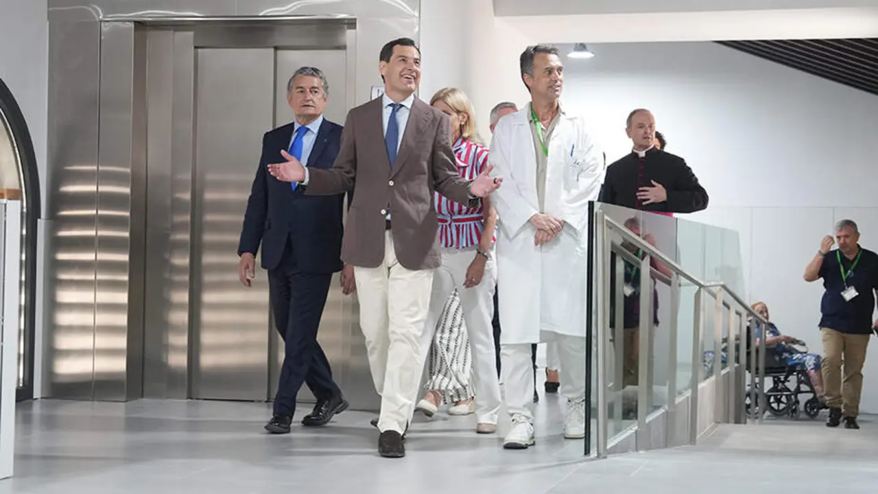  Juanma Moreno, en el interior del centro de salud Esperanza de la Yedra. | Viva Jerez. 