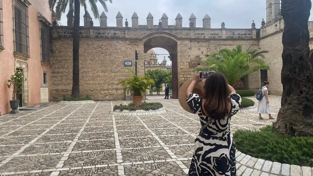  Turista en el patio de Armas del Alc&aacute;zar de Jerez. | Viva Jerez. 