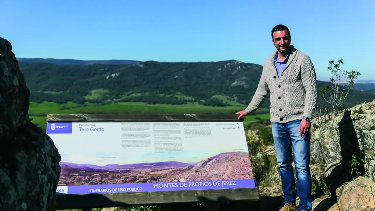  Jos&eacute; Antonio D&iacute;az en uno de los miradores de los Montes de Propio - Cristo Garc&iacute;a 