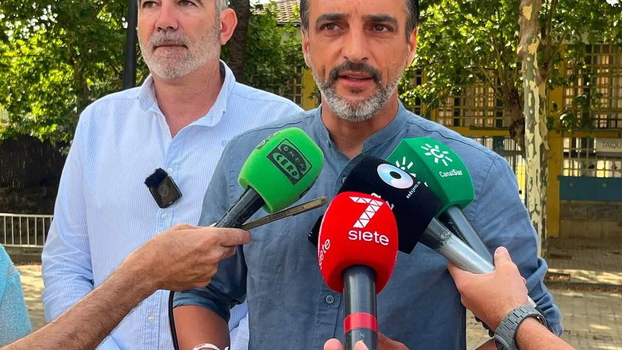  D&iacute;az junto a Javier Pizarro a las puertas de Ifeca. |  PSOE 
