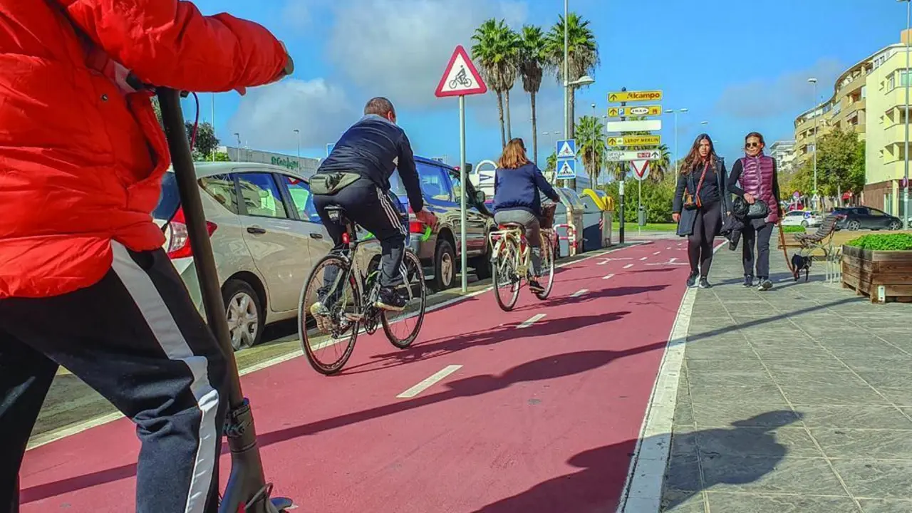  Ciclistas por el carril bici de Jerez. - Viva 
