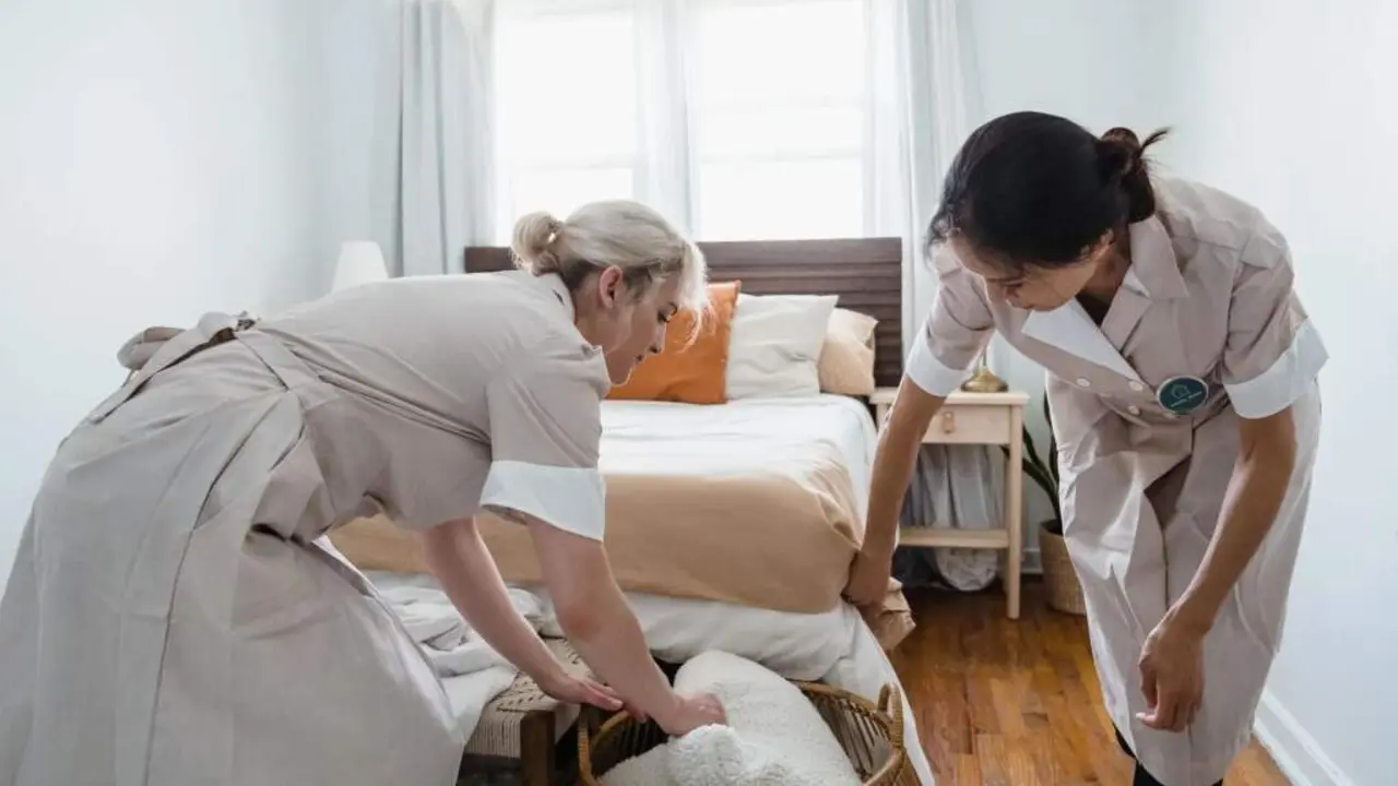  Dos camareras de piso realizando su labor en un apartamento tur&iacute;stico. |  Cedida 