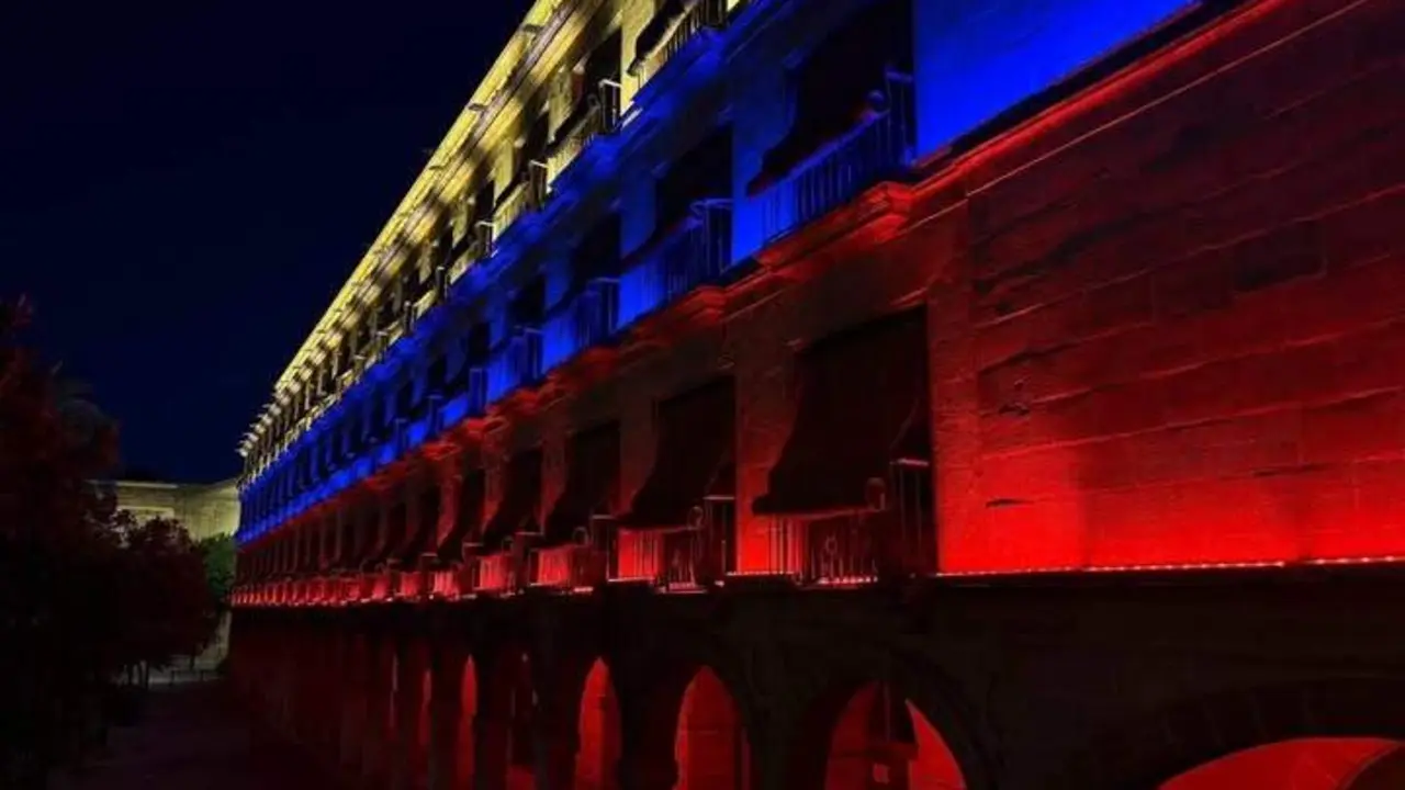  Los edificios municipales se iluminaron anoche con lo colores de la bandera de Venezuela | Jerez.es 