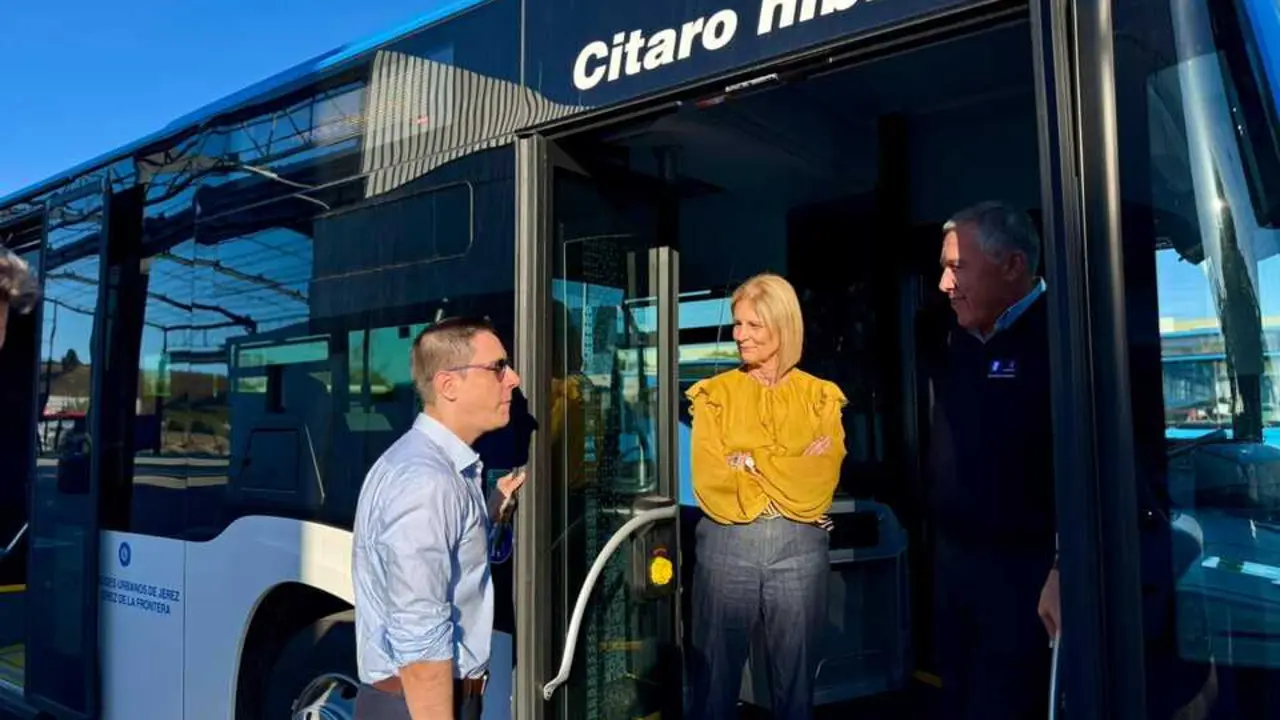  La alcaldesa en su visita a las cocheras para ver los autobuses nuevos en una imagen de archivo | jerez.es 