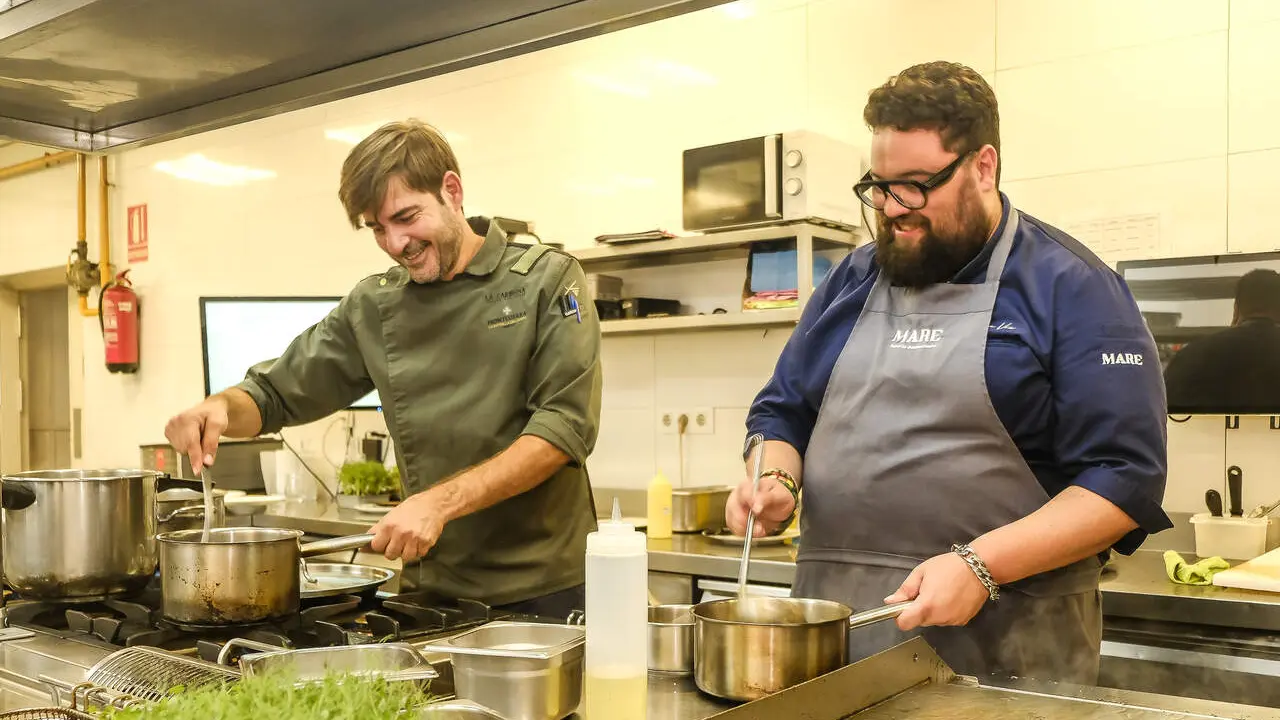  Javier Mu&ntilde;oz, en su cocina de La Carbon&aacute;, junto a Juan Viu, del restaurante Mare. | Probando probando 