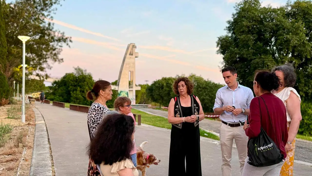  Jaime Espinar en su visita al parque de Picadue&ntilde;as para comprobar la mejora del alumbrado. |  jerez.es 