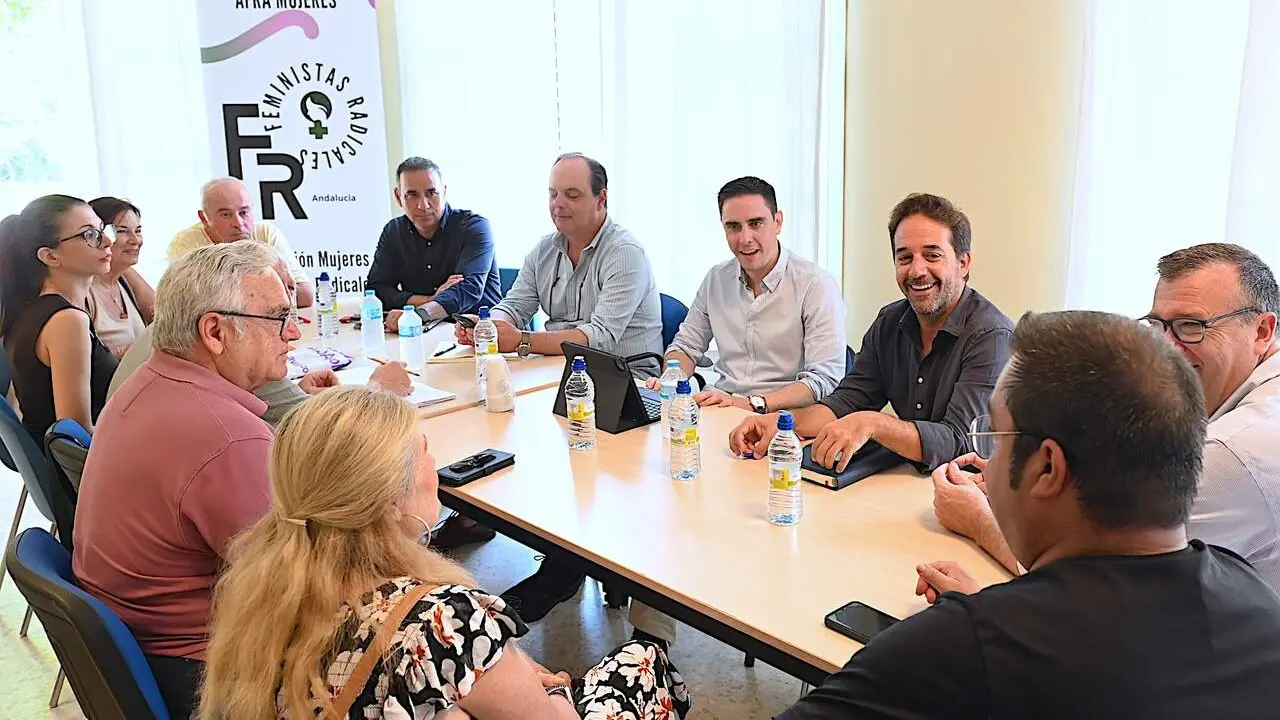  Jaime Espinar, con los vecinos de la barriada de La Alegr&iacute;a. | Viva Jerez. 