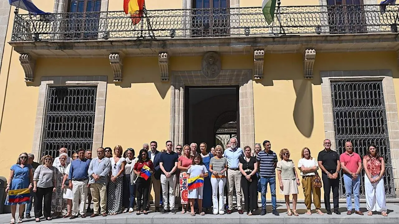  Minuto de silencio a las puertas del Ayuntamiento de Jerez | Jerez.es 
