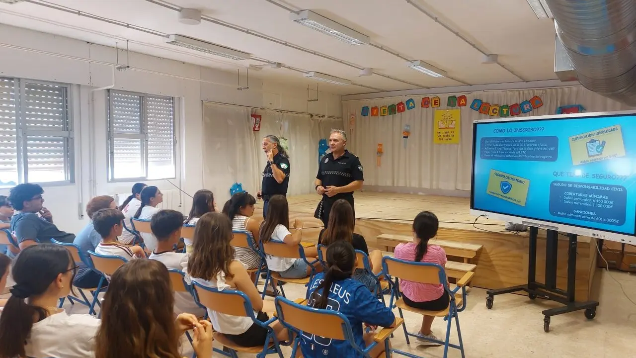  Agentes de la Polic&iacute;a Local durante una de las sesiones en las aulas | Jerez.es 