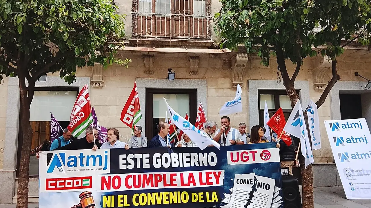  Una imagen de las protestas de ATMJ, CCOO y UGT ante el Ayuntamiento de Jerez. | Viva Jerez. 