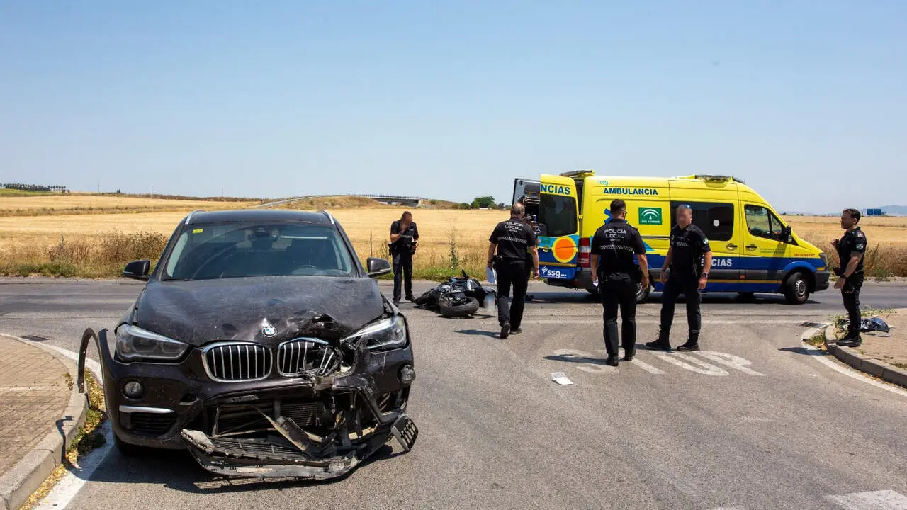  El coche accidentado en primer t&eacute;rmino y al fondo la moto sobre el asfalto. |  Kiko S&aacute;nchez 