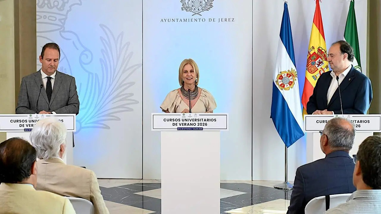  La alcaldesa junto a los rectores en la presentaci&oacute;n de la programaci&oacute;n de los Cursos de Verano. |  jerez.es 