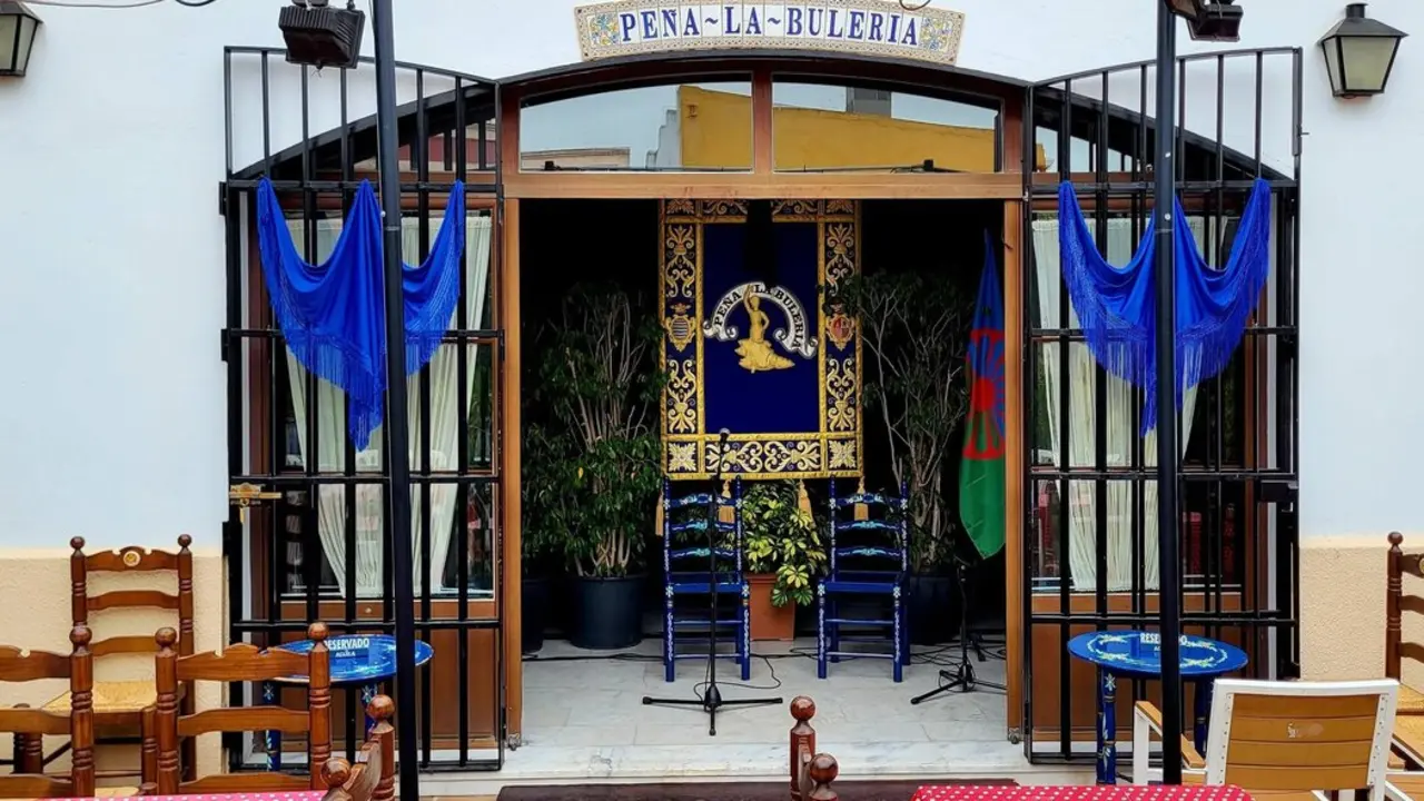  El patio de la Pe&ntilde;a La Buler&iacute;a acoge sus recitales de verano. 