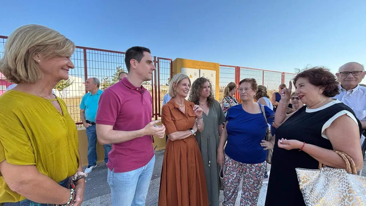  La alcaldesa, Mar&iacute;a Jos&eacute; Garc&iacute;a-Pelayo, en una visita al entorno de la rotonda de San Jos&eacute; Obrero. | Viva Jerez. 