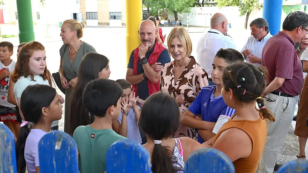  La alcaldesa de Jerez, Mar&iacute;a Jos&eacute; Garc&iacute;a-Pelayo, en las escuelas de verano. | Viva Jerez. 
