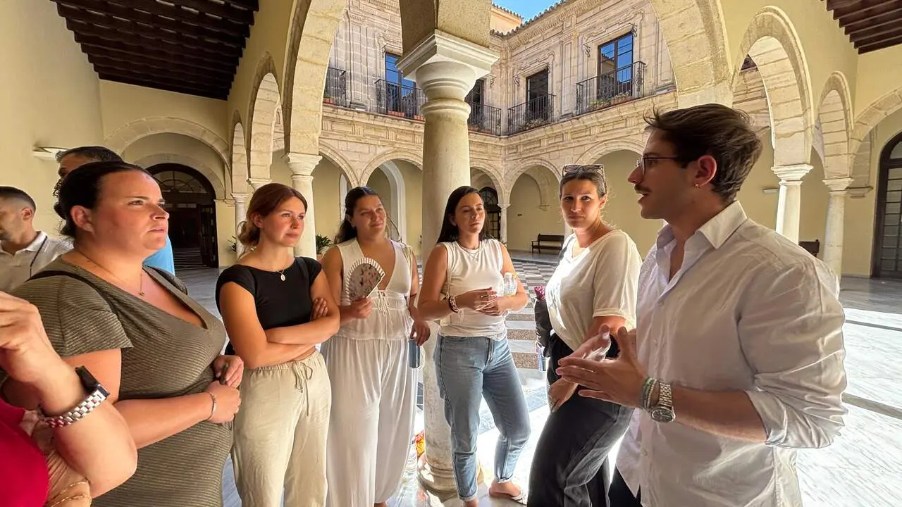  El concejal del PSOE Gabriel Fabregat junto a representantes del AMPA del CEIP Manuel de Falla. |  PSOE 