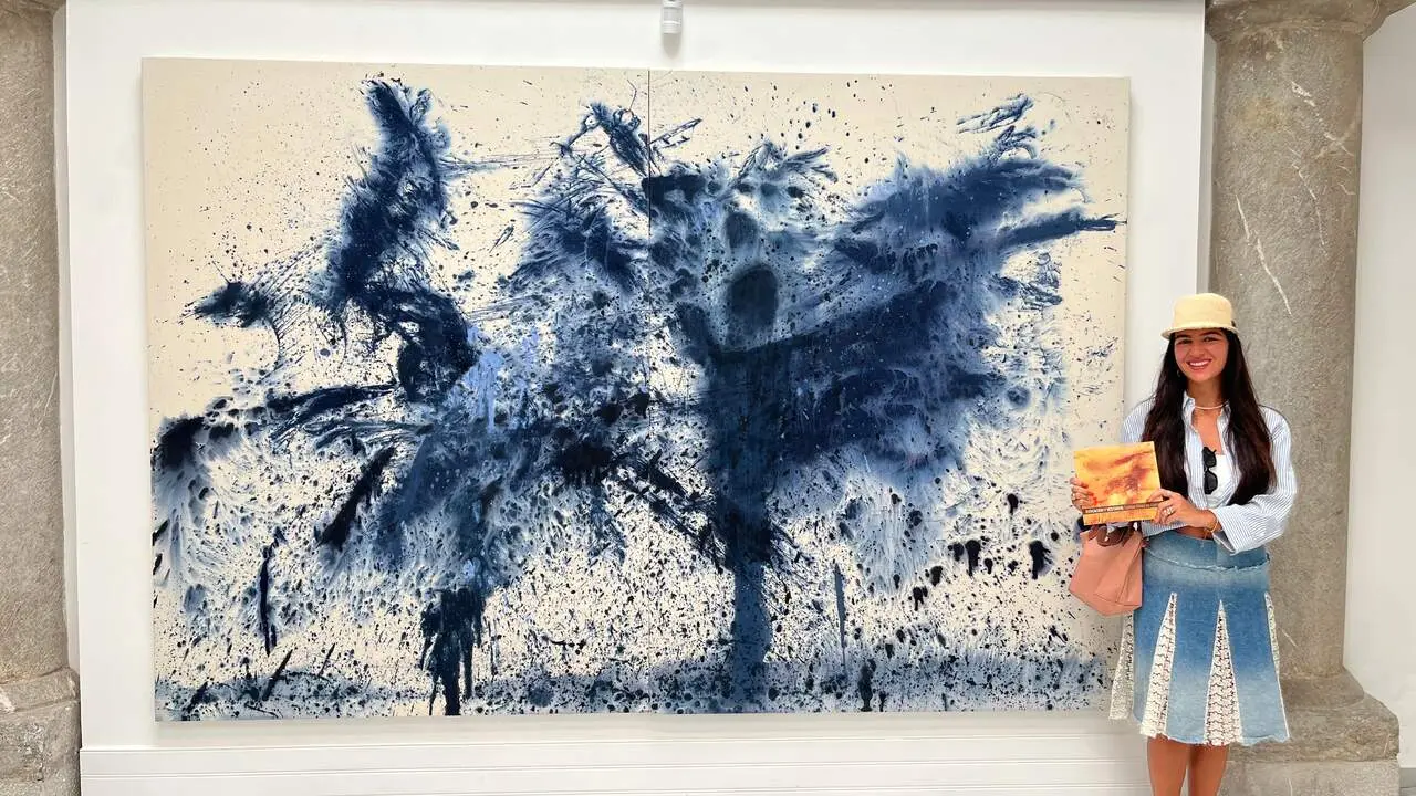  Carlota P&eacute;rez de Castro ante una de sus obras en la Exposici&oacute;n en Pescaderia Vieja. | jerez.es 