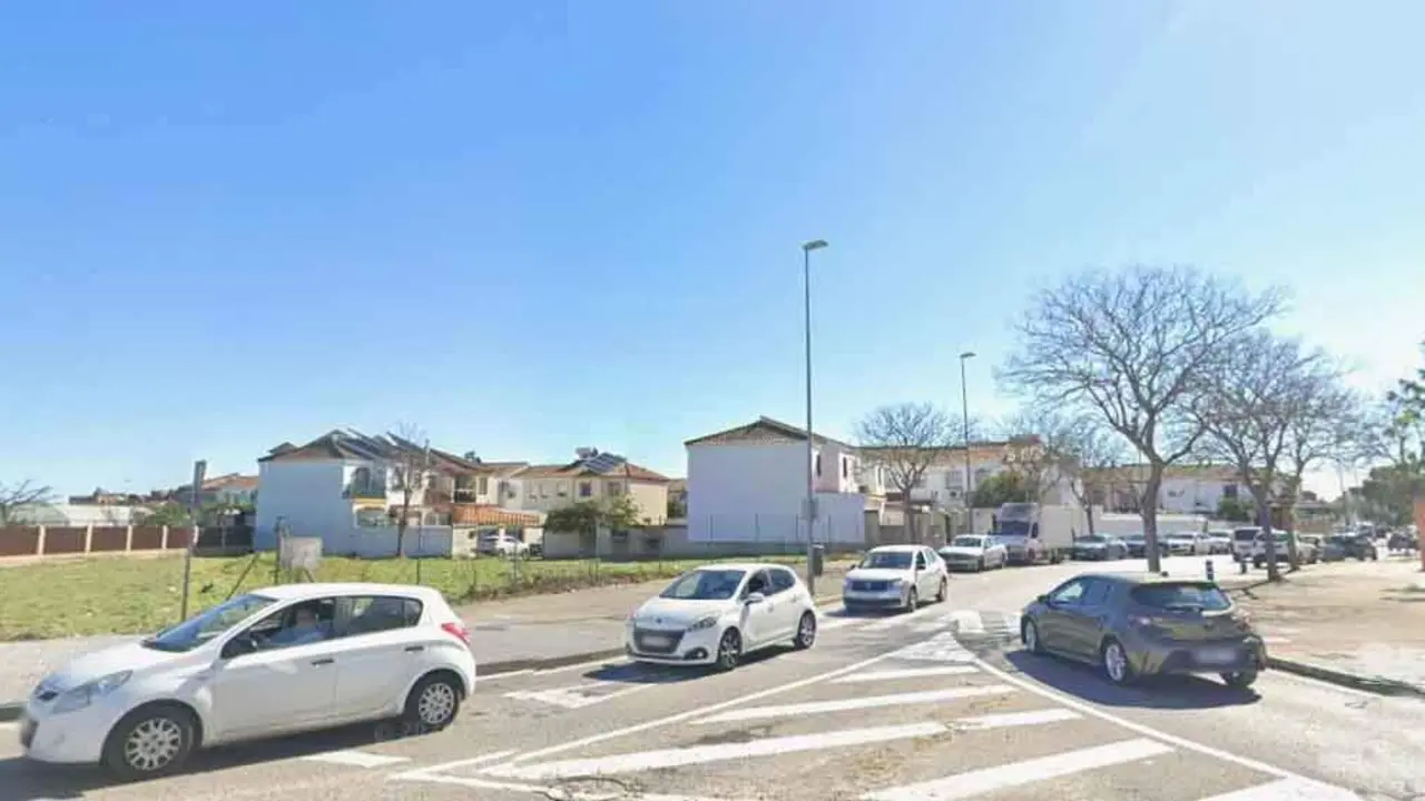  La parcela elegida est&aacute; situada entre la calle Alc&aacute;zar de Jerez y la rotonda de la avenida de Arcos. | Google Maps 