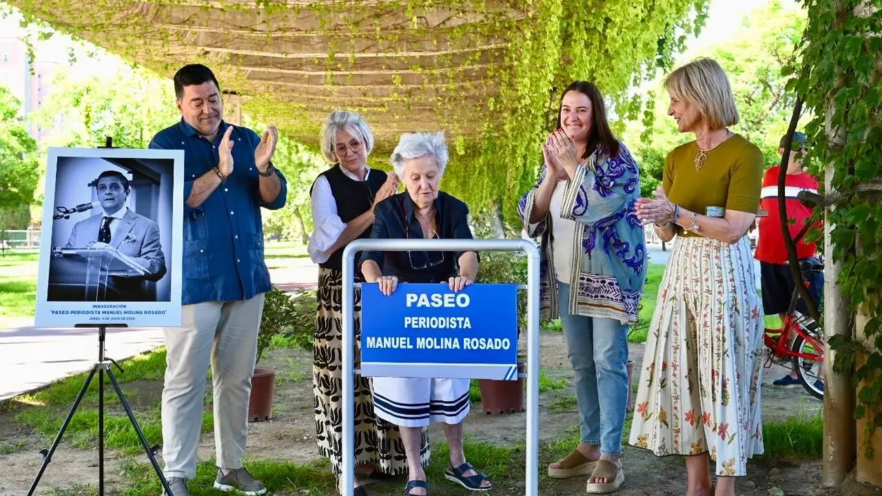  Momento de la inauguraci&oacute;n del paseo dedicado al periodista Manuel Molina. |  jerez.es 