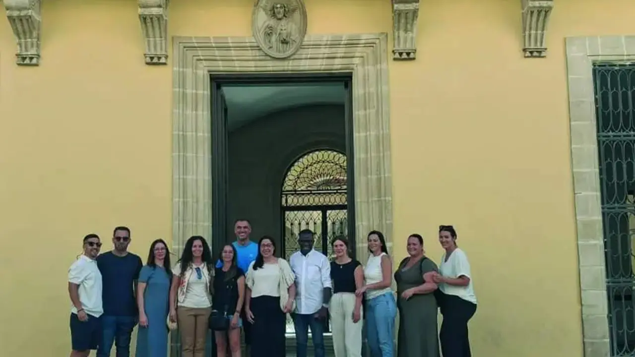  Familias del Manuel de Falla y del Ciudad de Jerez a las puertas del Ayuntamiento tras acudir al Pleno. | Viva 