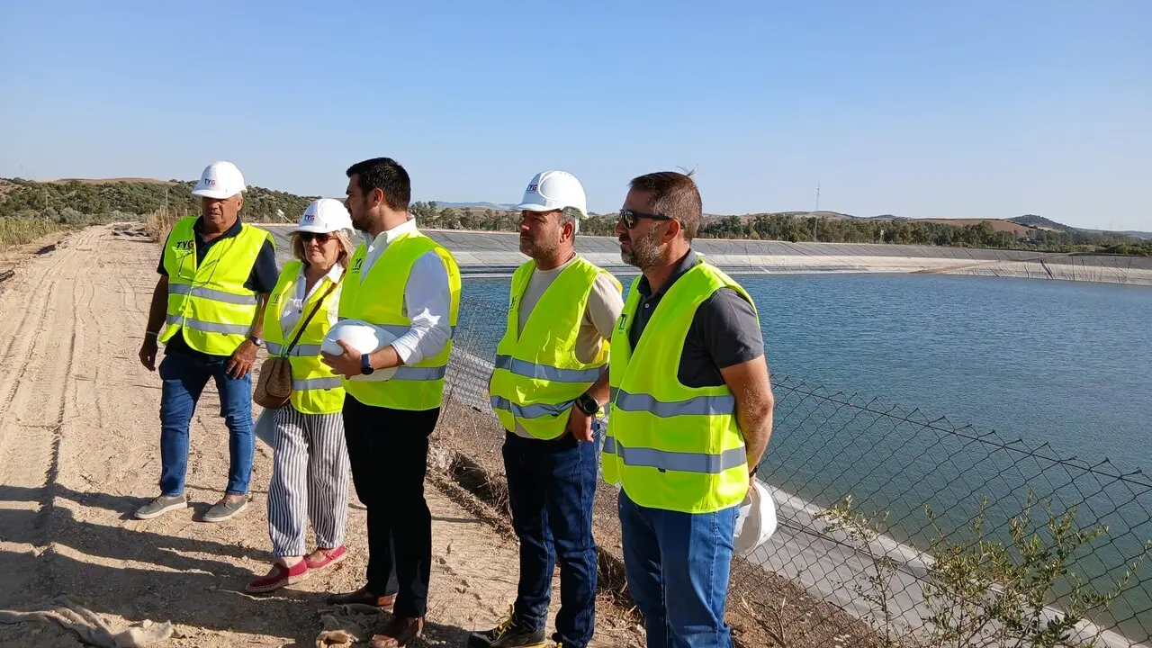  El delegado en su visita a las obras de la comunidad de regantes de Guadalcac&iacute;n. |  Junta 